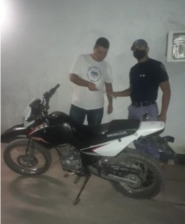 Descuidó unos minutos su moto y se la robaron desde su casa 38