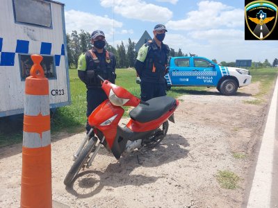 Luego de derribar al hijo con un empujón la despojaron de la moto 38