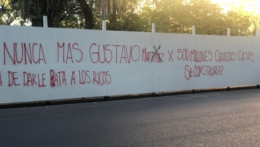 Martínez repudió las pintadas en los cercos de las obras en la plaza 25 de Mayo 38