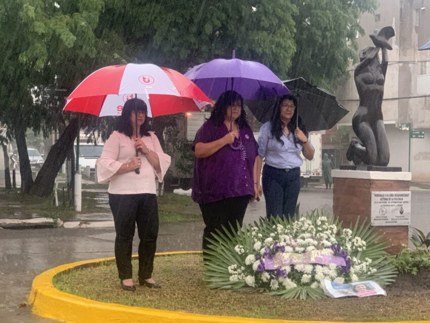 Ofrenda floral de la Comisión Multisectorial de la Mujer de Resistencia 38