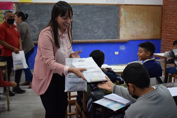 Kits escolares: con la entrega en la escuela N°893 del barrio Don Bosco, Resistencia superó los 30 establecimientos visitados 38