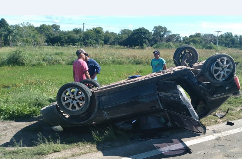 Una mujer y su beba lesionadas en un vuelco 38