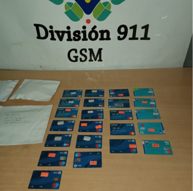 Otros dos detenidos en un cajero: tenían 23 tarjetas de débito y más de $263 mil 38