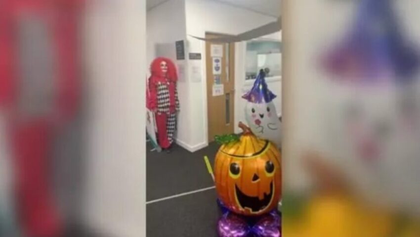 Los divertidos y terroríficos sustos de Halloween de esta mujer a sus compañeras de trabajo 38