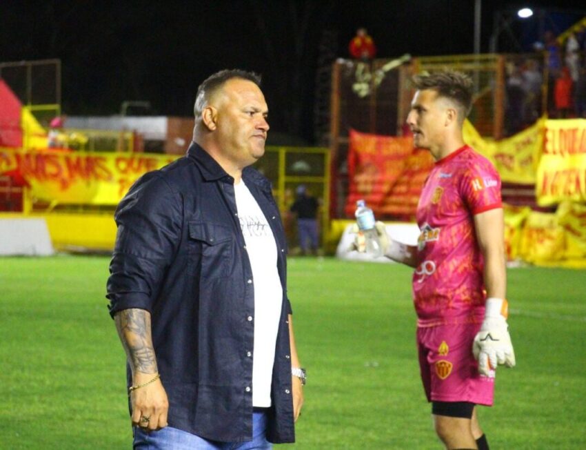 Sarmiento renovó el vínculo con el DT Leo Fernández que seguirá por un año 38