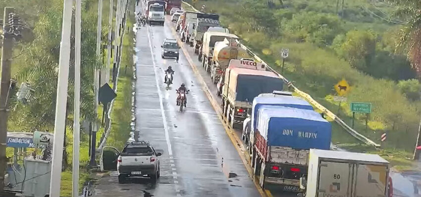 Serias demoras en el puente por un siniestro vial 38