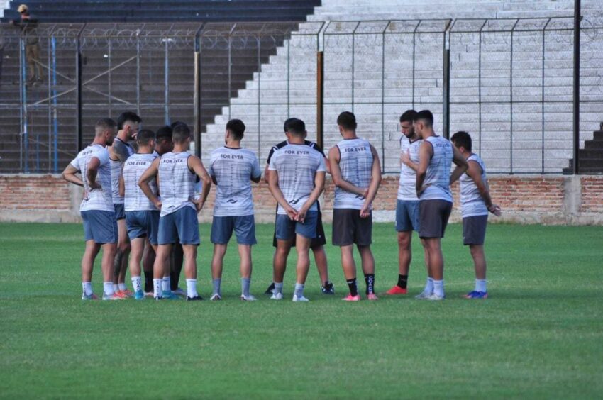 Con cambios obligados, For Ever ultima detalles para recibir a Riestra 38