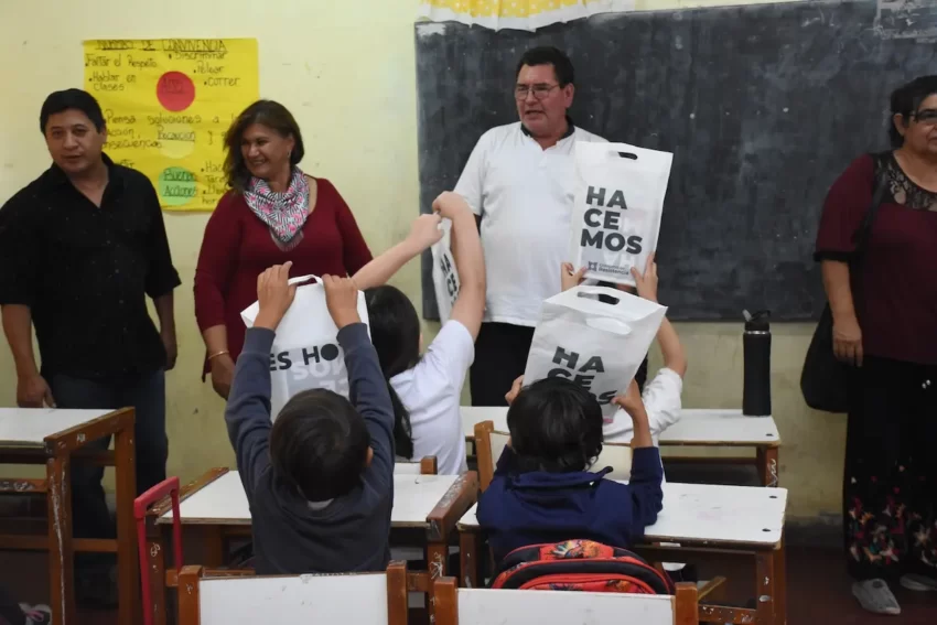 Municipio de Resistencia entrega de útiles escolares