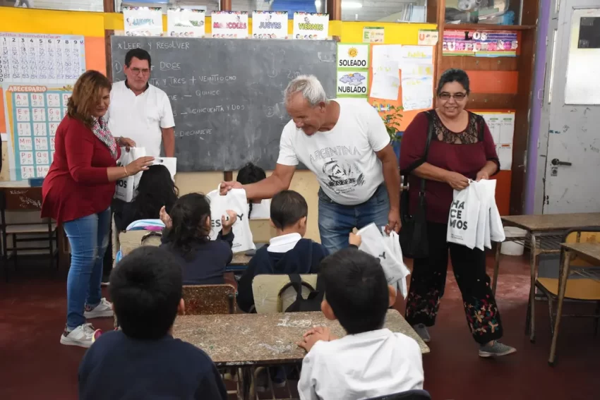 Municipio de Resistencia entrega de útiles escolares 2