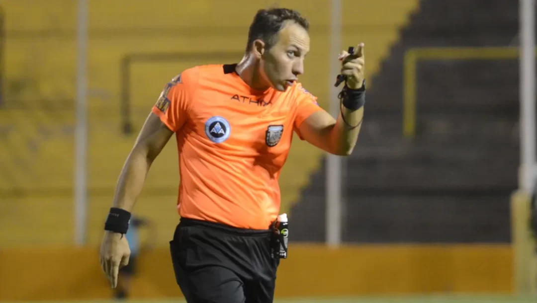 Lucas Comesaña fue tendencia en Twitter por su arbitraje en Chaco For Ever - Deportivo Riestra 38