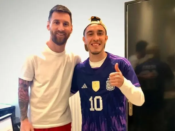 Acampó diez horas en la puerta de la casa de Messi y el 10 lo invitó a entrar 38