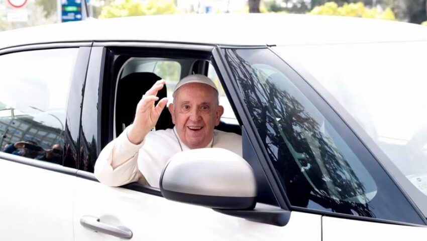 El Papa Francisco fue dado de alta y regresó al Vaticano: "Aún estoy vivo, no tuve miedo" 38