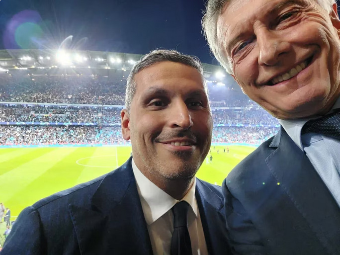 Mauricio Macri junto a Khaldoon Al Mubarak en el Estadio Ciudad de Manchester