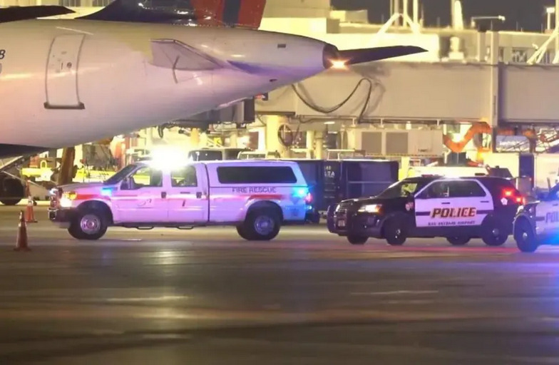 Un hombre murió tras ser succionado por la turbina de un avión. Foto: Kens5.com