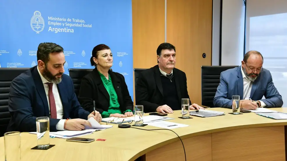 El salario mínimo subirá un 34% en tres tramos y llegará a $118 mil en septiembre 36 consejo del salario