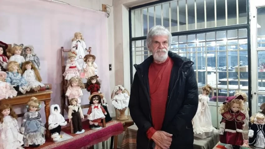 Carlos Armando Caballero, dueño y coleccionista de la muñeca,