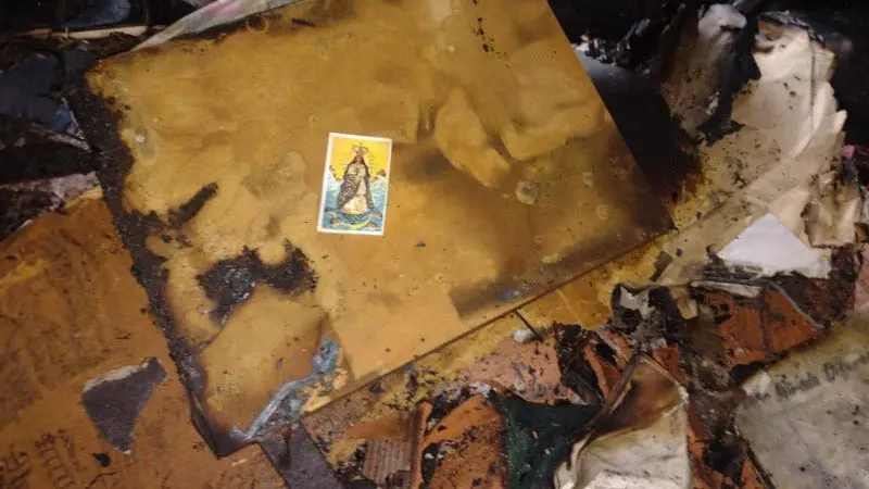 Se incendió una casa en Rosario y lo único que se salvó fue la estampita de la Virgen María