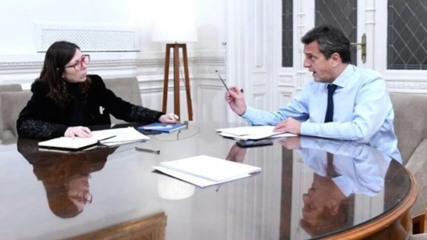En el último año, el Gobierno pasó a planta permanente a 15 mil empleados estatales 51