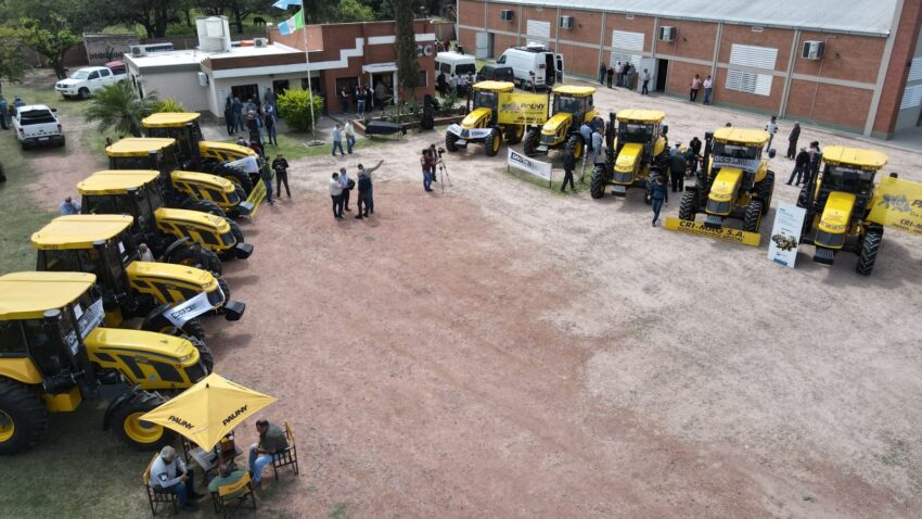 Consorcios camineros recibieron 16 nuevos tractores para el mantenimiento de la red terciaria 53