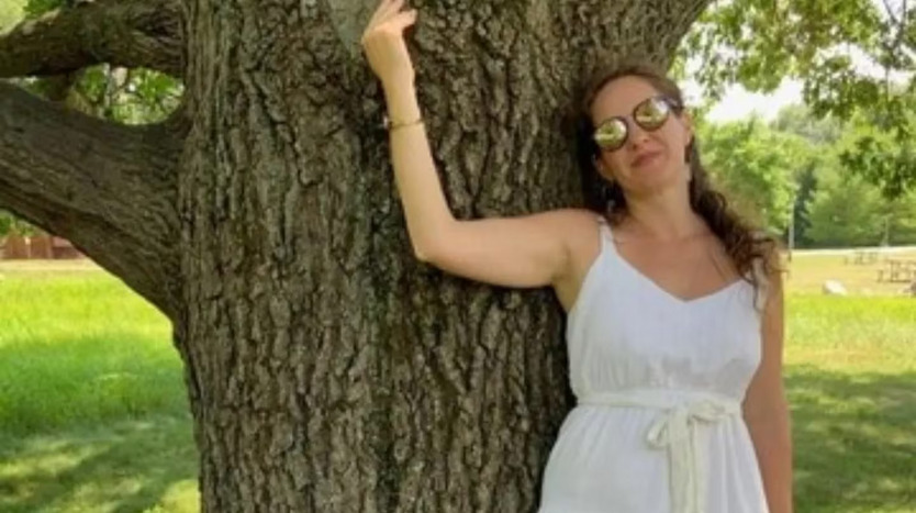 Tiene 45 años se sentía sola y empezó una relación erótica con un árbol “Me llena un vacío”