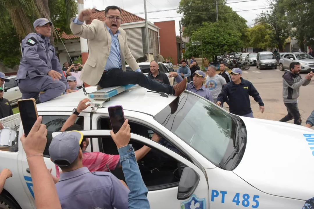 El concejal Ángel Sánchez se trepó a un patrullero y terminó preso 36 El concejal Ángel Sánchez se trepó a un patrullero y terminó preso