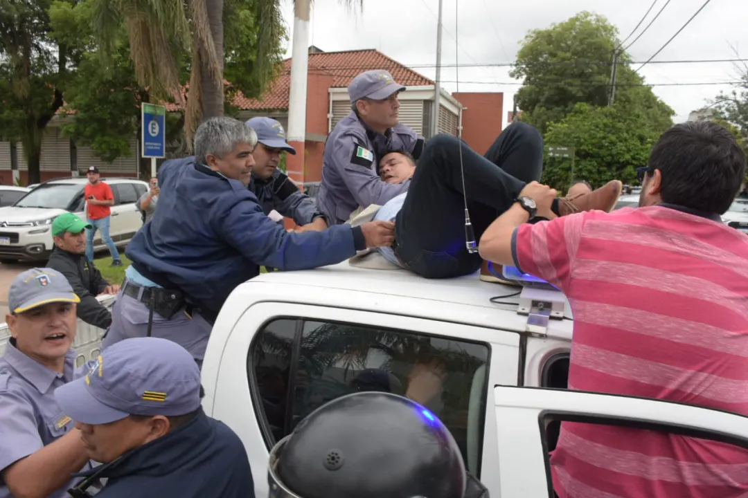 El concejal Ángel Sánchez se trepó a un patrullero y terminó preso 38 El concejal Ángel Sánchez se trepó a un patrullero y terminó preso