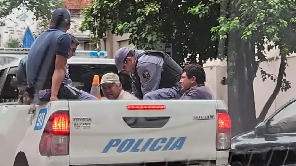 Piqueteros detenidos tras intentar ingresar a la oficina de Roy Nikisch y agredir a policías