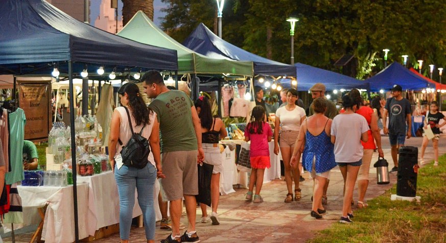 Feria de artesanos en la Plaza 25 de Mayo