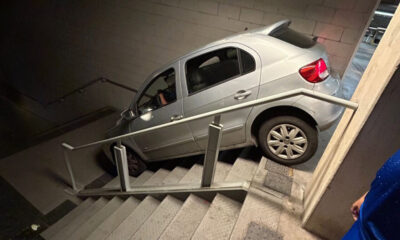 Hincha de Cruzeiro metió el auto en la escalera