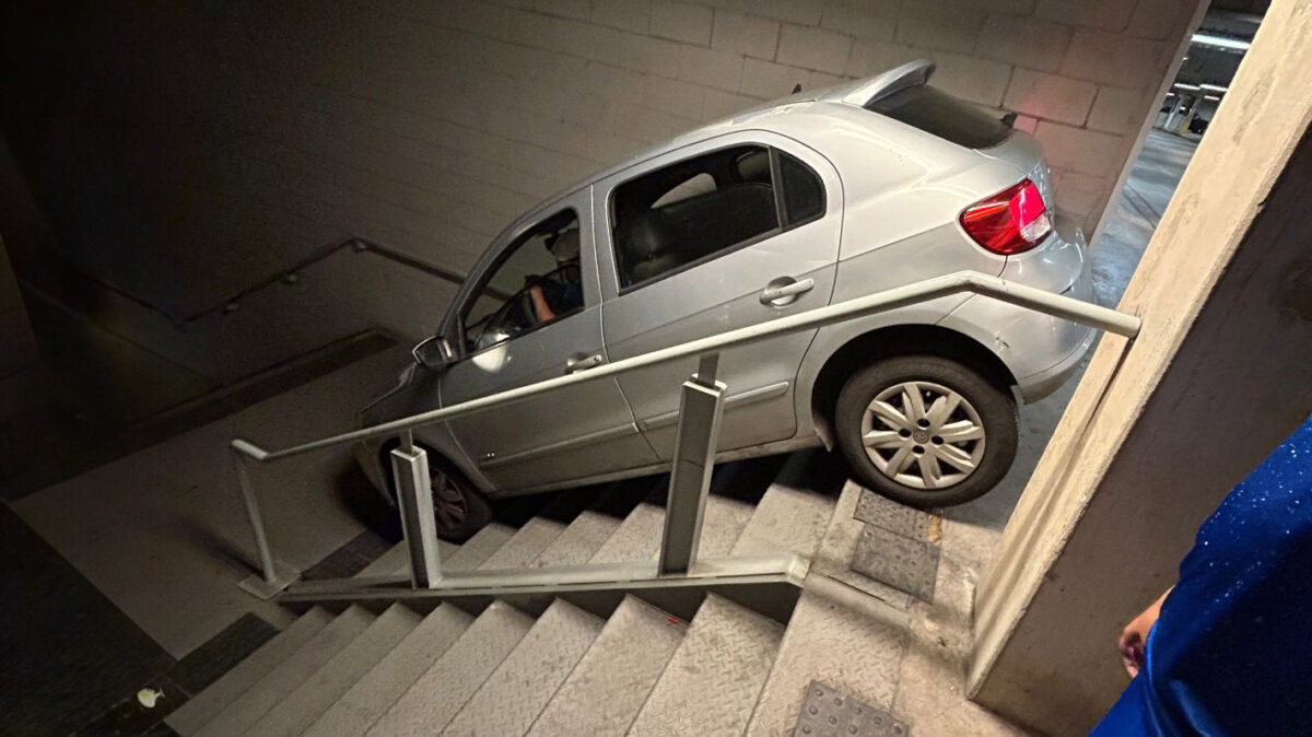 Hincha de Cruzeiro metió el auto en la escalera