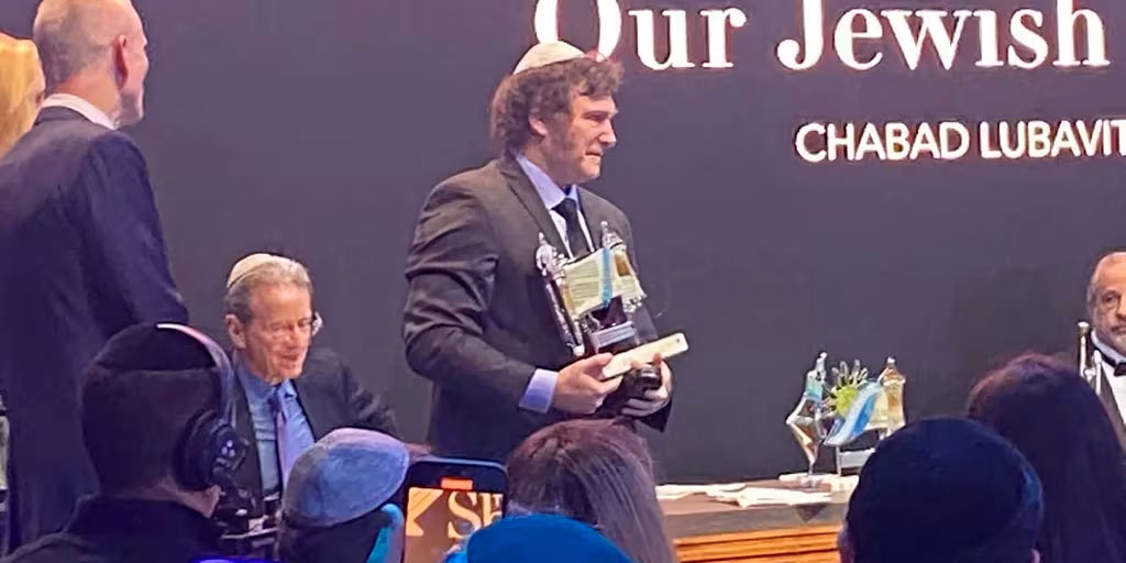 Javier Milei recibió la distinción de “Embajador Internacional de la Luz” 36 Milei Embajador de la Luz