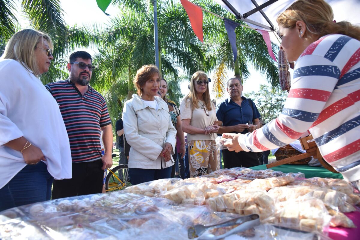 El Gobierno y el Municipio de Resistencia llevaron a cabo la Feria de Pequeños Productores en el Domo del Centenario.