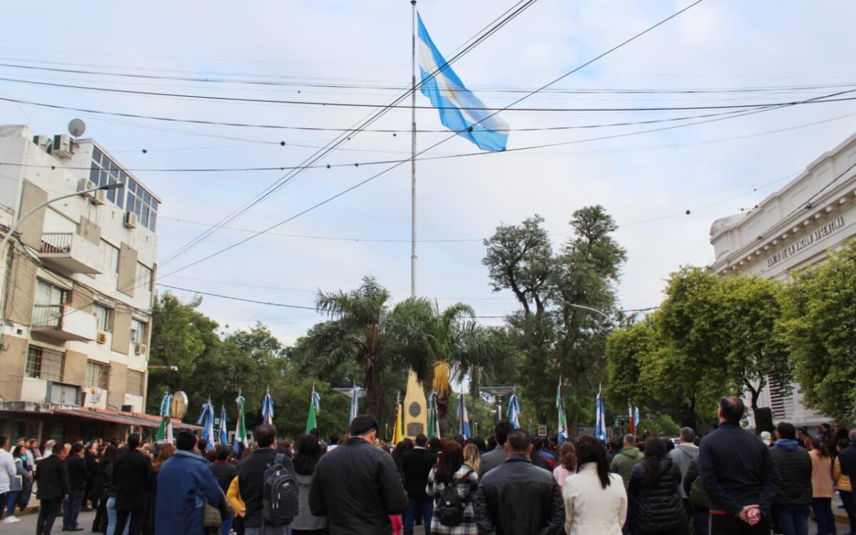 Resistencia inició los festejos de la Semana de Mayo homenajeando a la escarapela