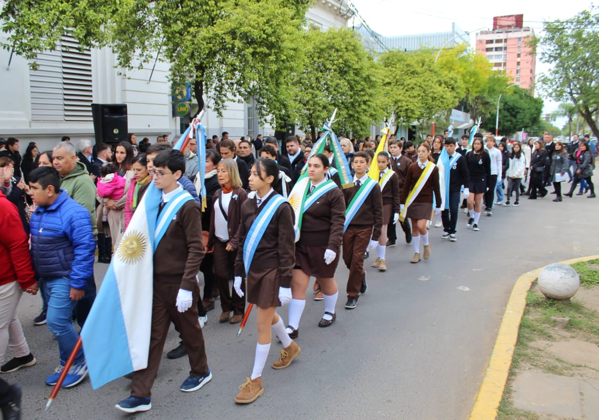 Resistencia inició los festejos de la Semana de Mayo homenajeando a la escarapela