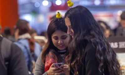 patitos amarillos en la cabeza