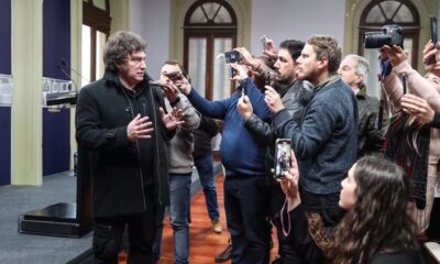 Javier Milei estuvo en la conferencia de Adorni, volvió a respaldar a Pettovello y dijo que Posse "ya es historia"