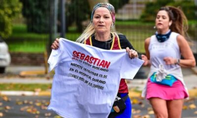 Dio a su hijo en adopción y hoy lo busca corriendo maratones con sus datos escritos en la remera