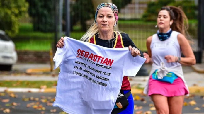 Dio a su hijo en adopción y hoy lo busca corriendo maratones con sus datos escritos en la remera