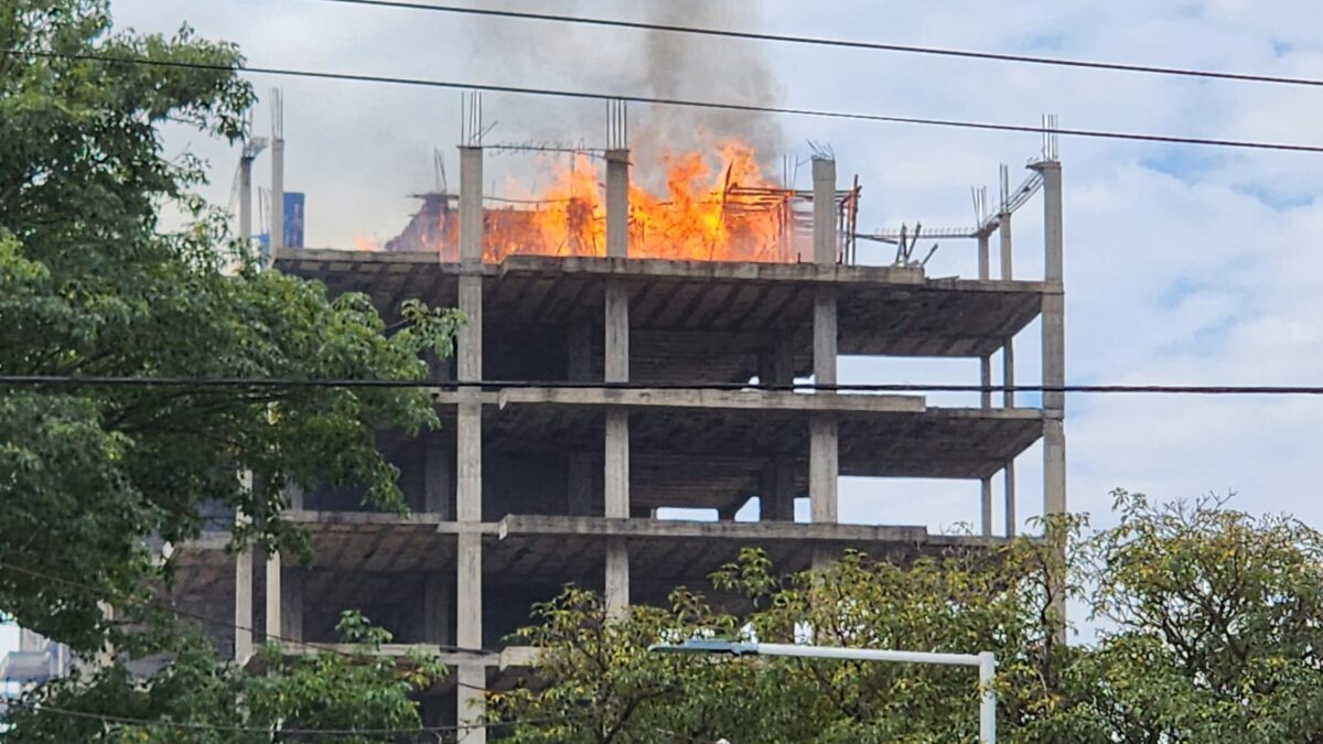 Se incendió la terraza de un edificio en construcción abandonado en Resistencia