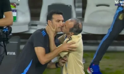 Scaloni, sobre el beso de Marito, el utilero de la Selección Argentina: "No fue consentido, eh"