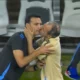 Scaloni, sobre el beso de Marito, el utilero de la Selección Argentina: "No fue consentido, eh"