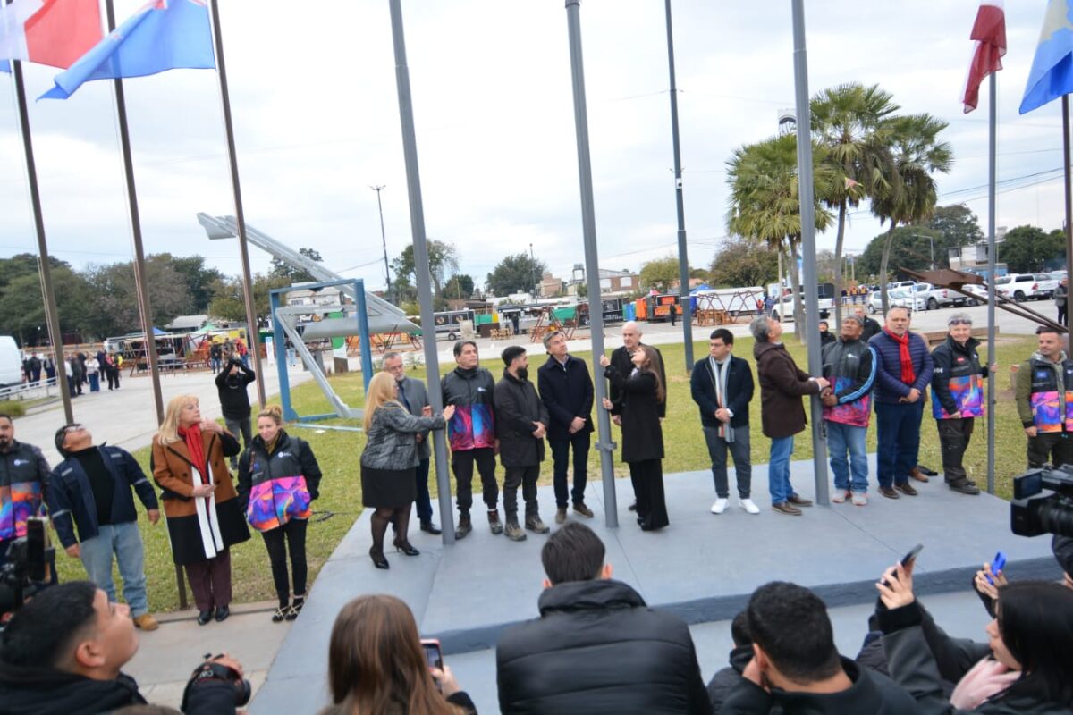 Con el izamiento de banderas, inició la Bienal Internacional de Esculturas 2024