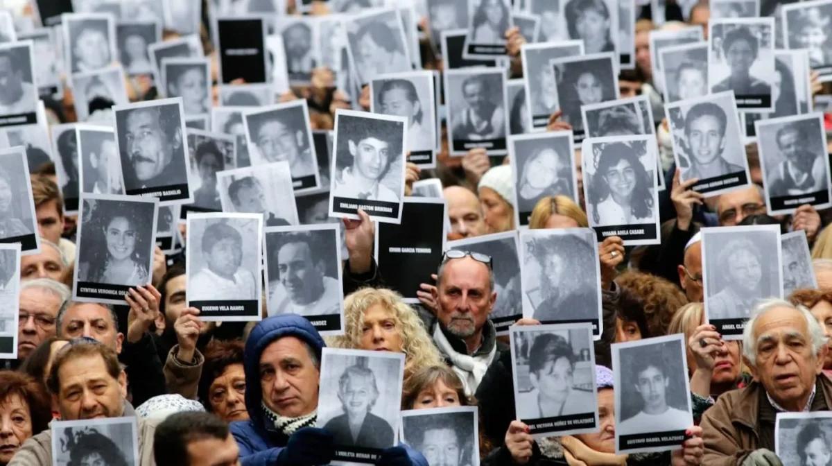 El Gobierno decretó duelo nacional el 18 de julio en homenaje a las víctimas del atentado a la AMIA