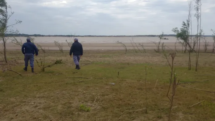 Puerto Vilelas: buscan a un joven que habría caído al río luego de que un barco pasara por encima de su canoa 38 Puerto Vilelas: buscan a un joven que habría caído al río luego de que un barco pasara por encima de su canoa