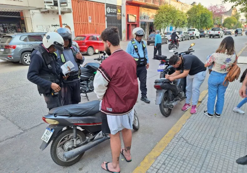 Operativos de tránsito en Resistencia se endurecen para motociclistas, con multas de hasta 2000 litros de nafta