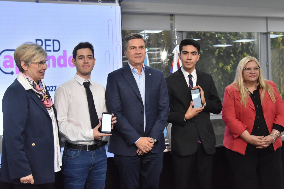 Zdero lanzó la Capacitación Docente 2024-2027 y entregó los primeros títulos digitales a egresados de secundaria