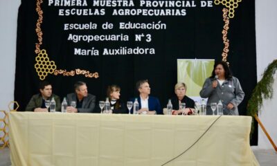 Zdero acompañó la muestra de escuelas agropecuarias y entregó materiales para producción apícola