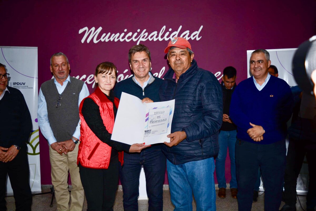 El Gobernador entregó 30 títulos de propiedad y anunció obras de pavimento en Concepción del Bermejo