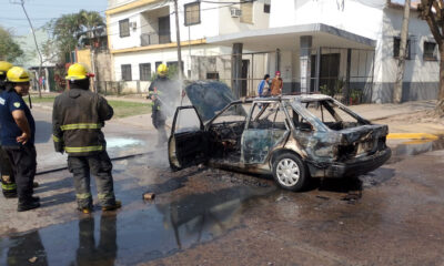 Resistencia: se prendió fuego un auto y se destruyó completamente