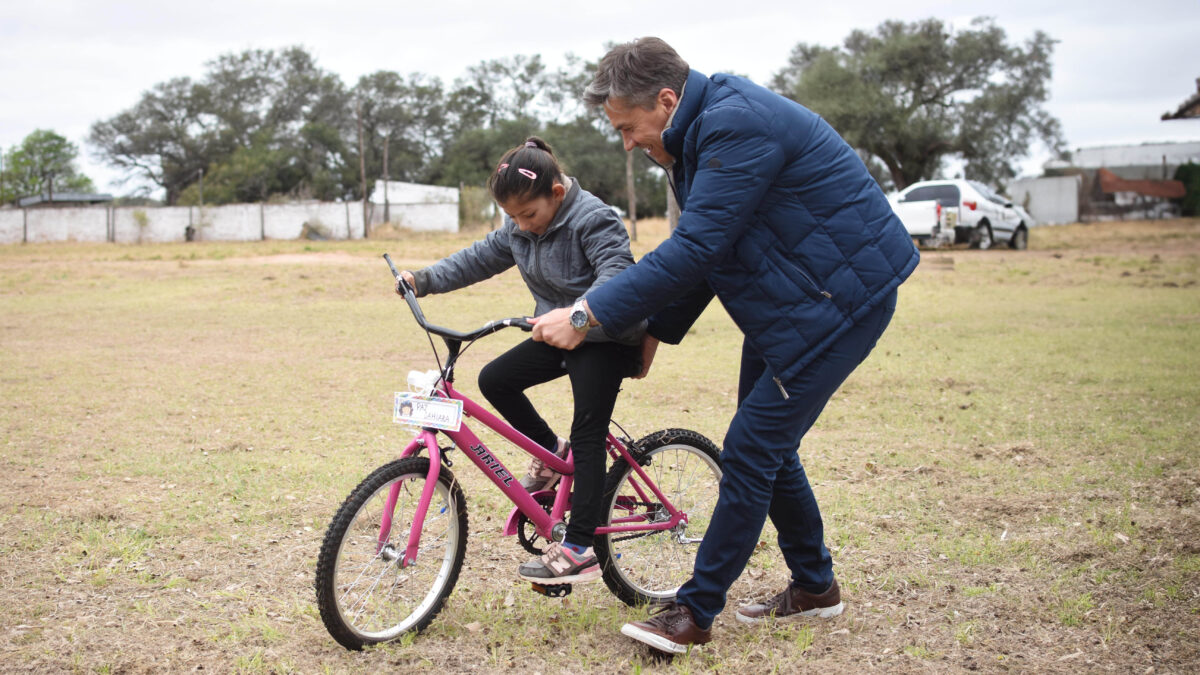 Zdero entregó bicicletas a alumnos de la Escuela Rural 119 de Corzuela